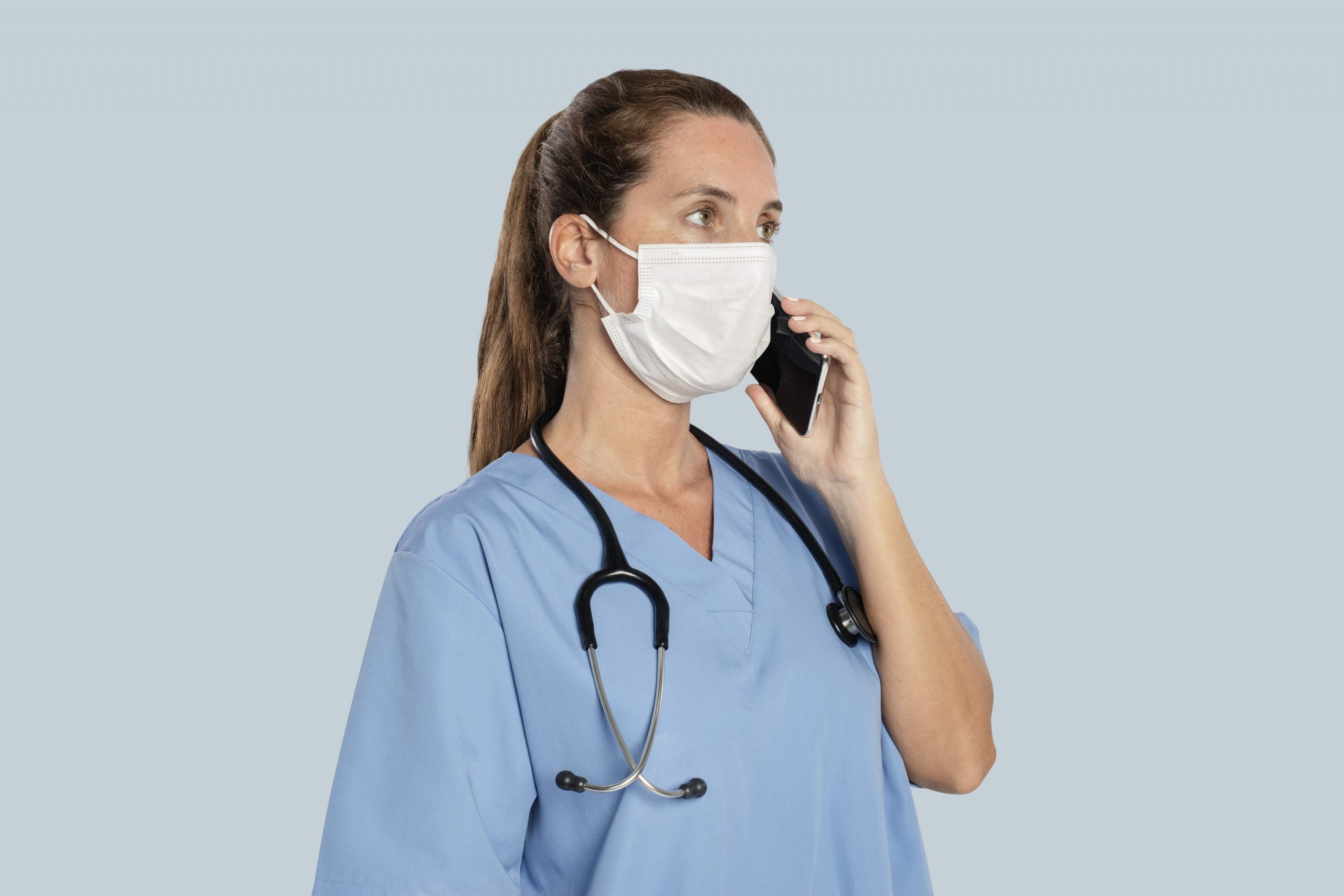female-doctor-talking-on-the-phone-min©rawpixel.com_
