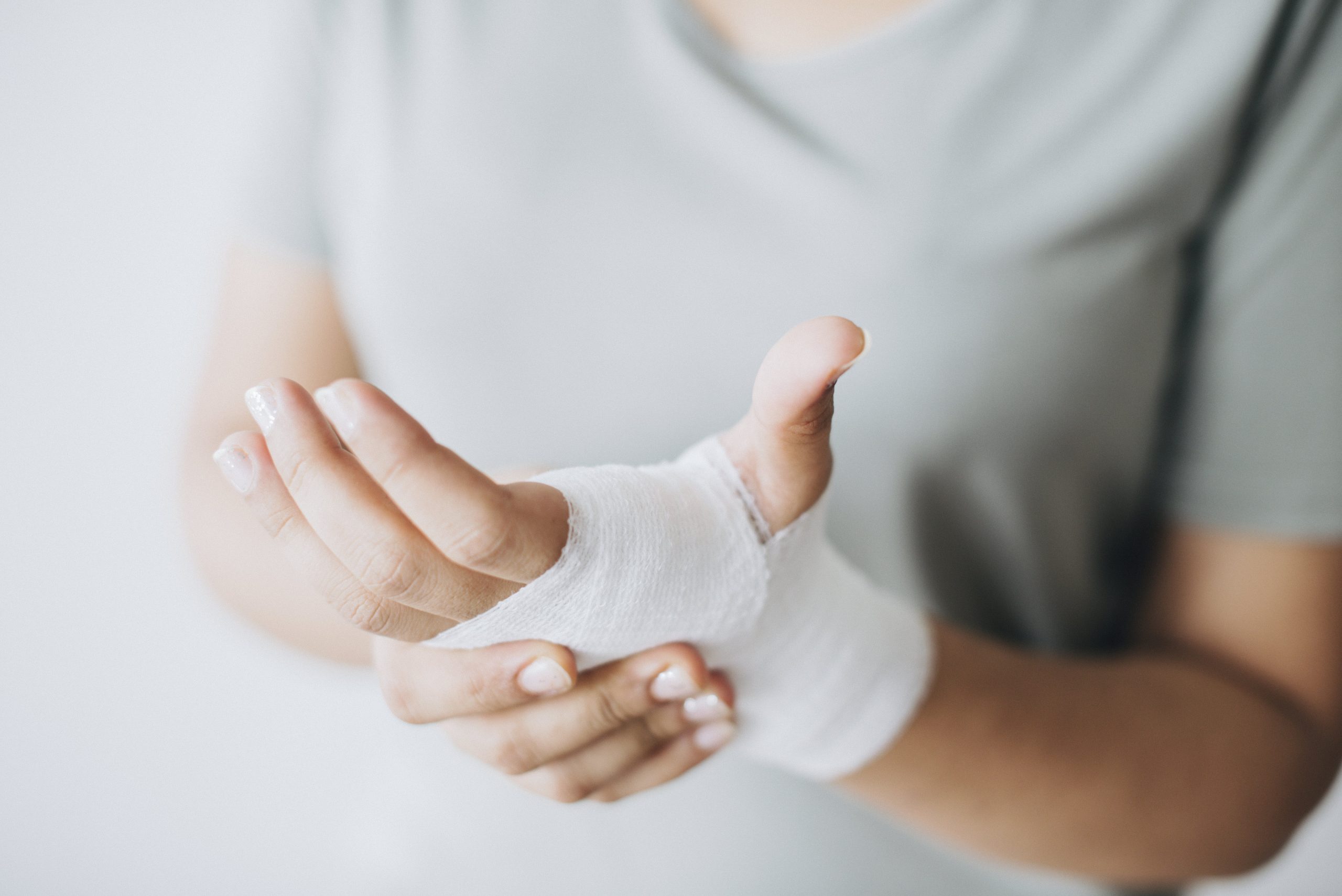 Se préparer en souscrivant une garantie prévoyance hospitalisation en cas d'une main enrubannée