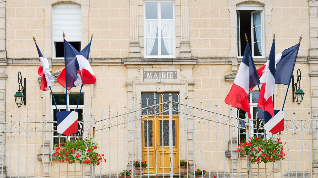 facade mairie avec drapeau france