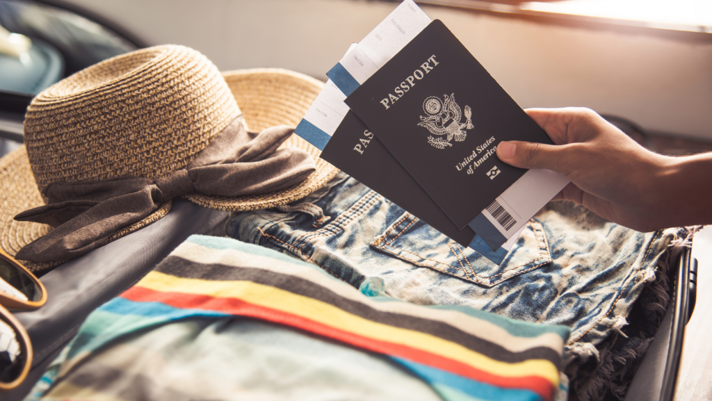 Drap de plage, passeport, chapeau de paille, toute la check-list de vacances réussies