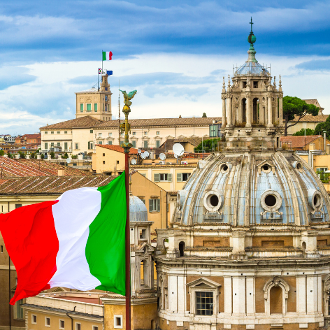 vue sur les toits en italie et le drapeau italien