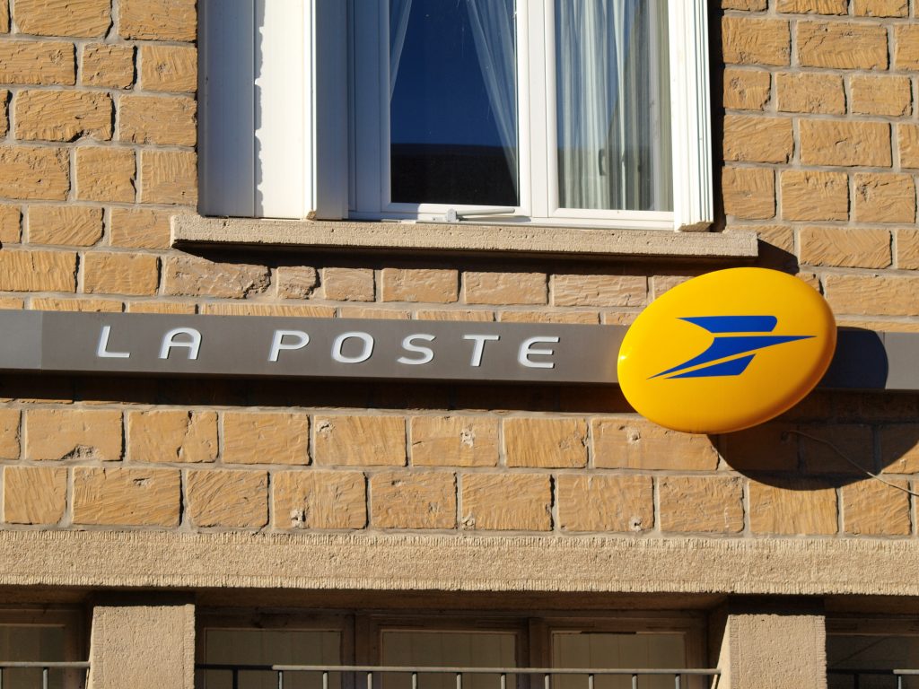 Facade d'un bureau de poste en pierre meuliere