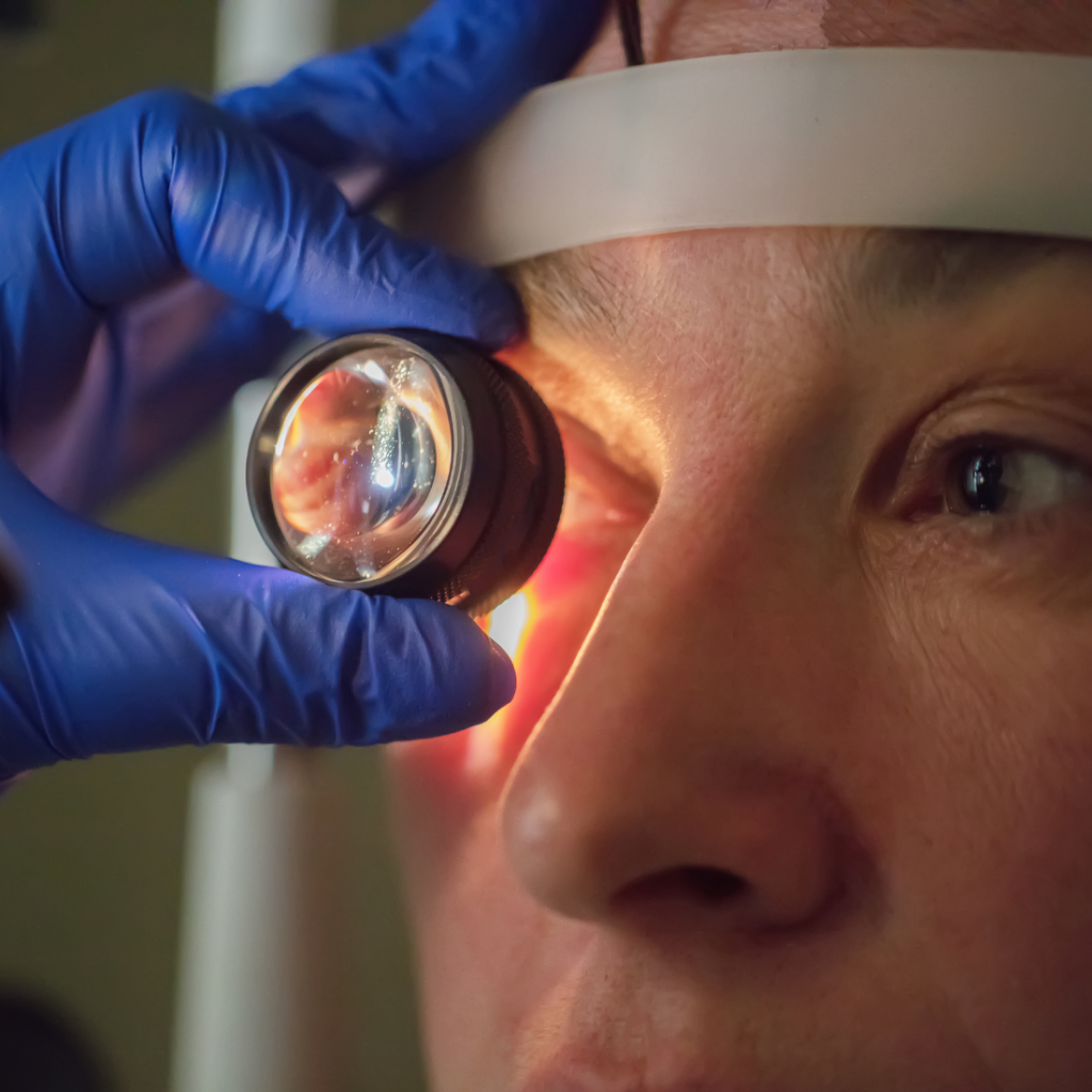 Examen du fond d'oeil pour détecter une DMLA