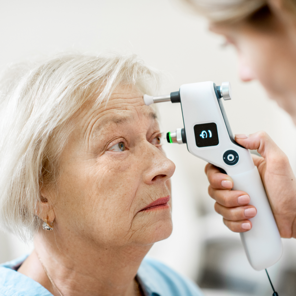 examen d'un test de vue et d'une détection de la DMLA par un ophtalmologue sur une personne âgée senior