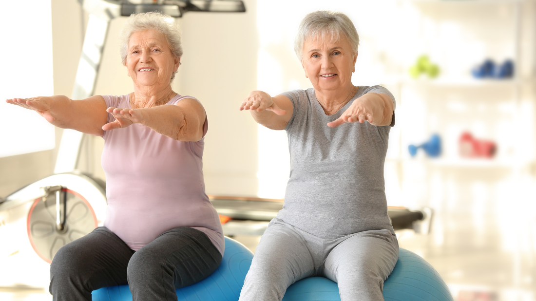 2 femmes âgées sur un ballon pratiquant une activité physique et des étirements