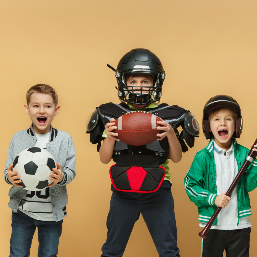 3 enfants en tenue de sport football rugby et baseball