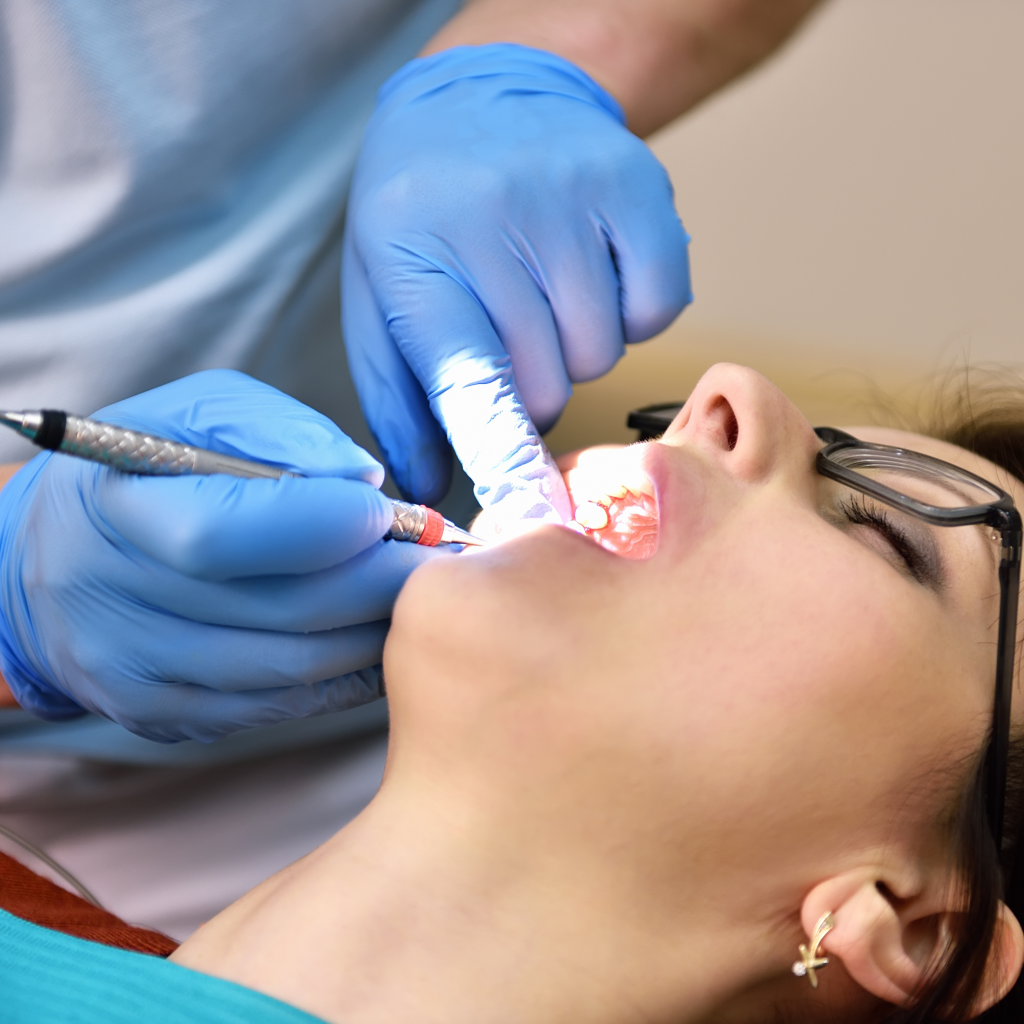 femme consultant un dentiste pour un examen de l'état de ses dents