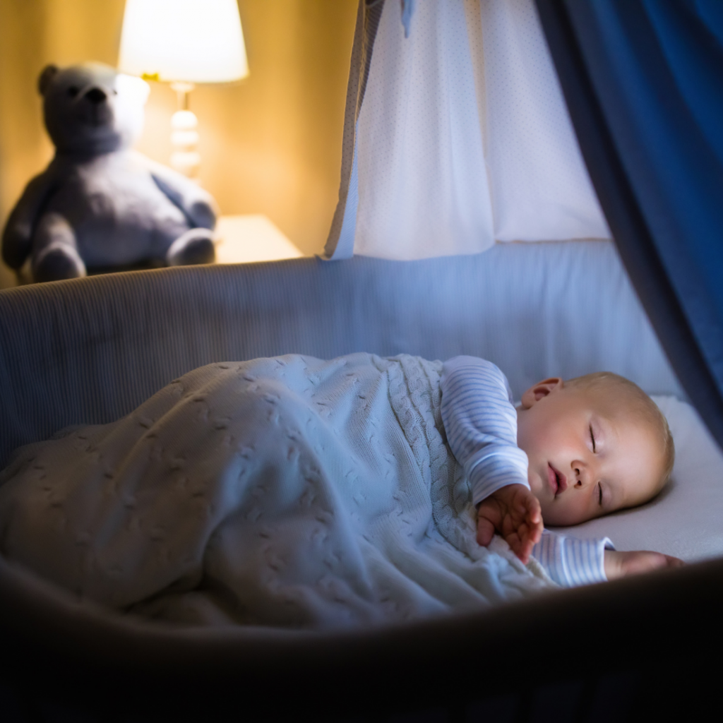 nouveau-né profitant d'une bonne nuit de sommeil grâce à sa veilleuse