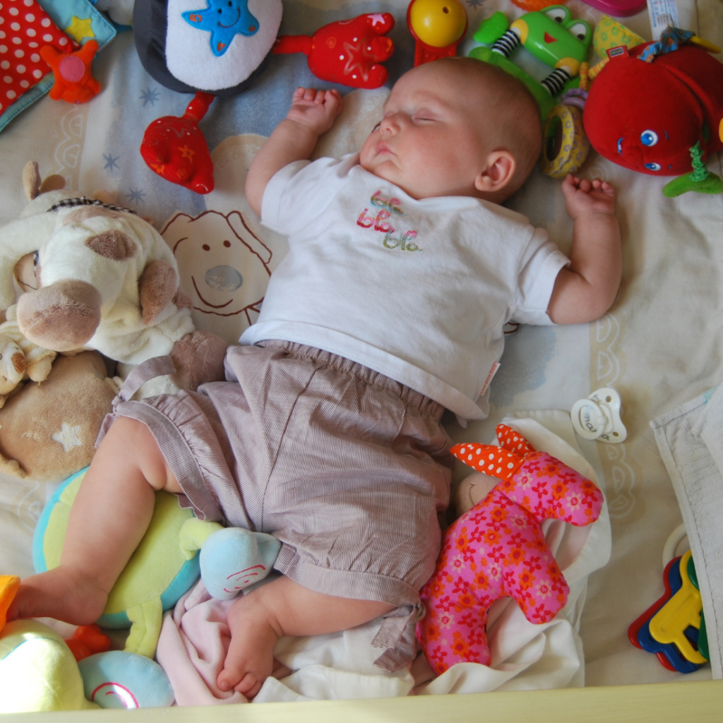 Lit d'un bébé rempli de jouets, un risque pour la mort subite du nourrisson