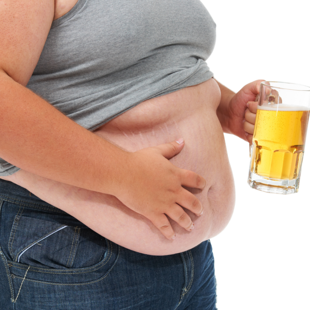 Femme en surpoids touchant son ventre et tenant un verre de bière