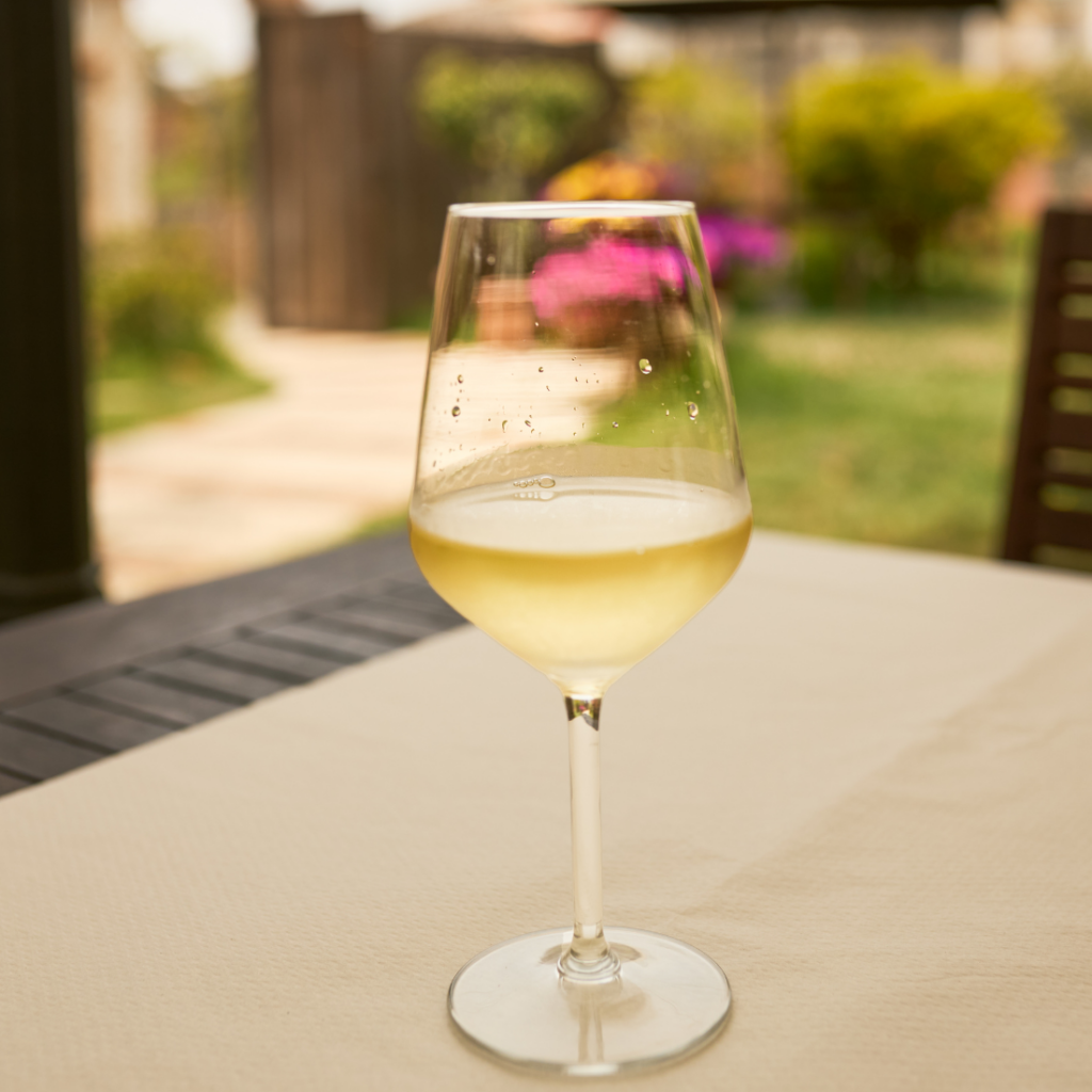 Pour une alimentation équilibrée, verre de vin blanc, la boisson idéale pour la rentrée 