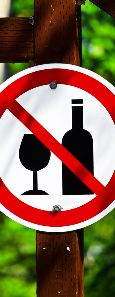panneau blanc aux contours rouge avec une bouteille d'alcool et un verre barrés