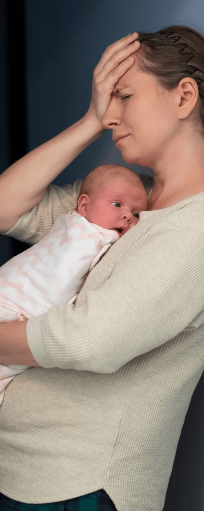 Femme portant son bébé dans les bras en état de trouble déprime
