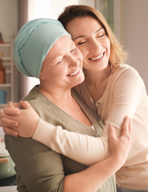 femme en remission d'un cancer faisant un calin à sa fille