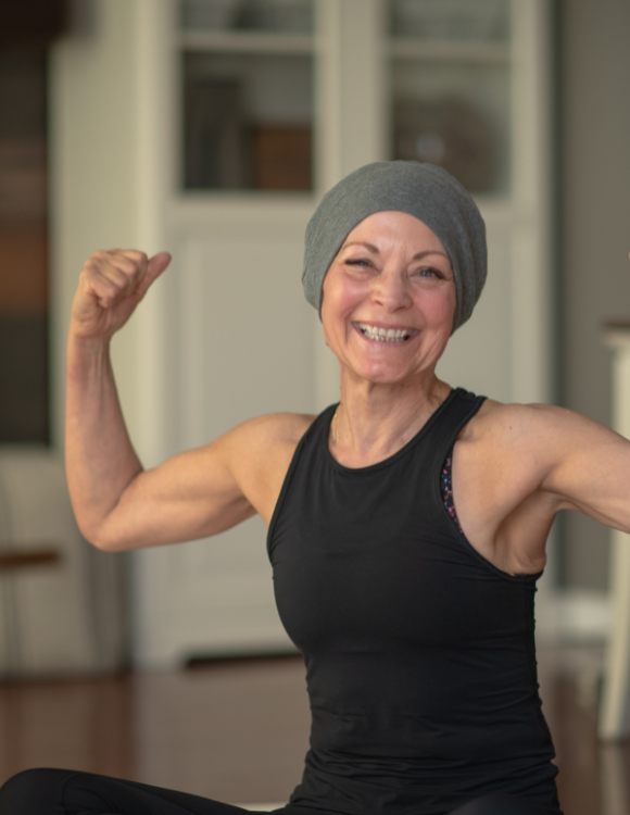 femme faisant du stretching après son cancer
