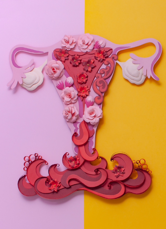 utérus décoré de fleur sur fond rose et jaune symbolisant les problèmes d'endométriose