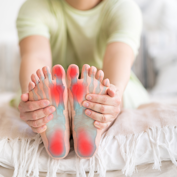 Jeune femme face objectif se tenant la voûte de ses pieds