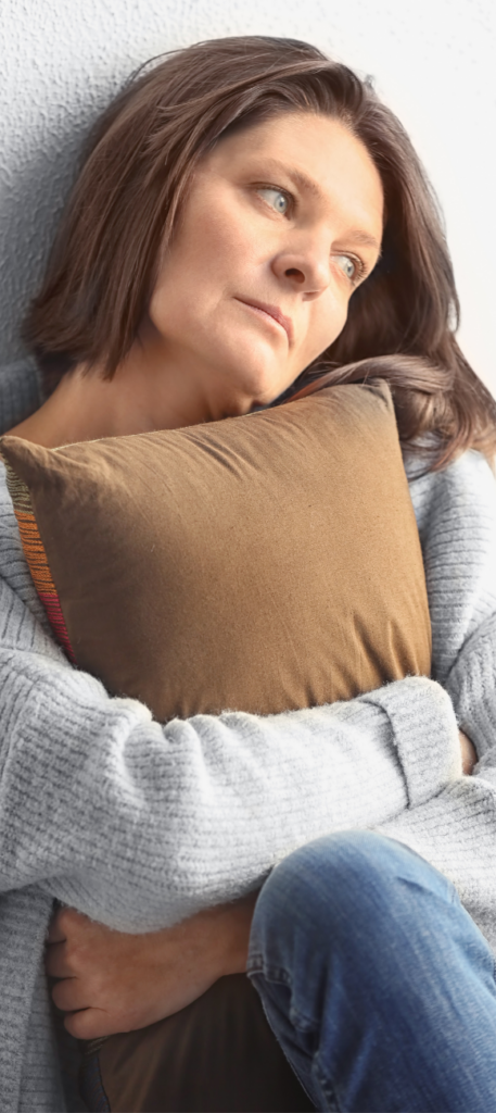 femme en dépression à la maison faisant le deuil de son mari