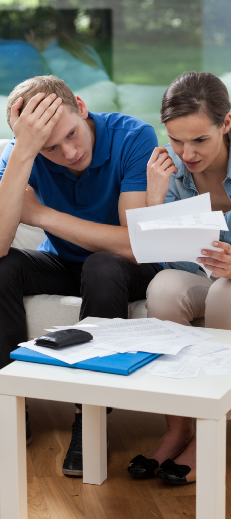 couple traitant leurs papiers suite à un deuil