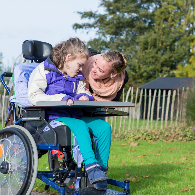 Jeune femme avec sa fille percevant l'allocation d'éducation de l'enfant handicapé