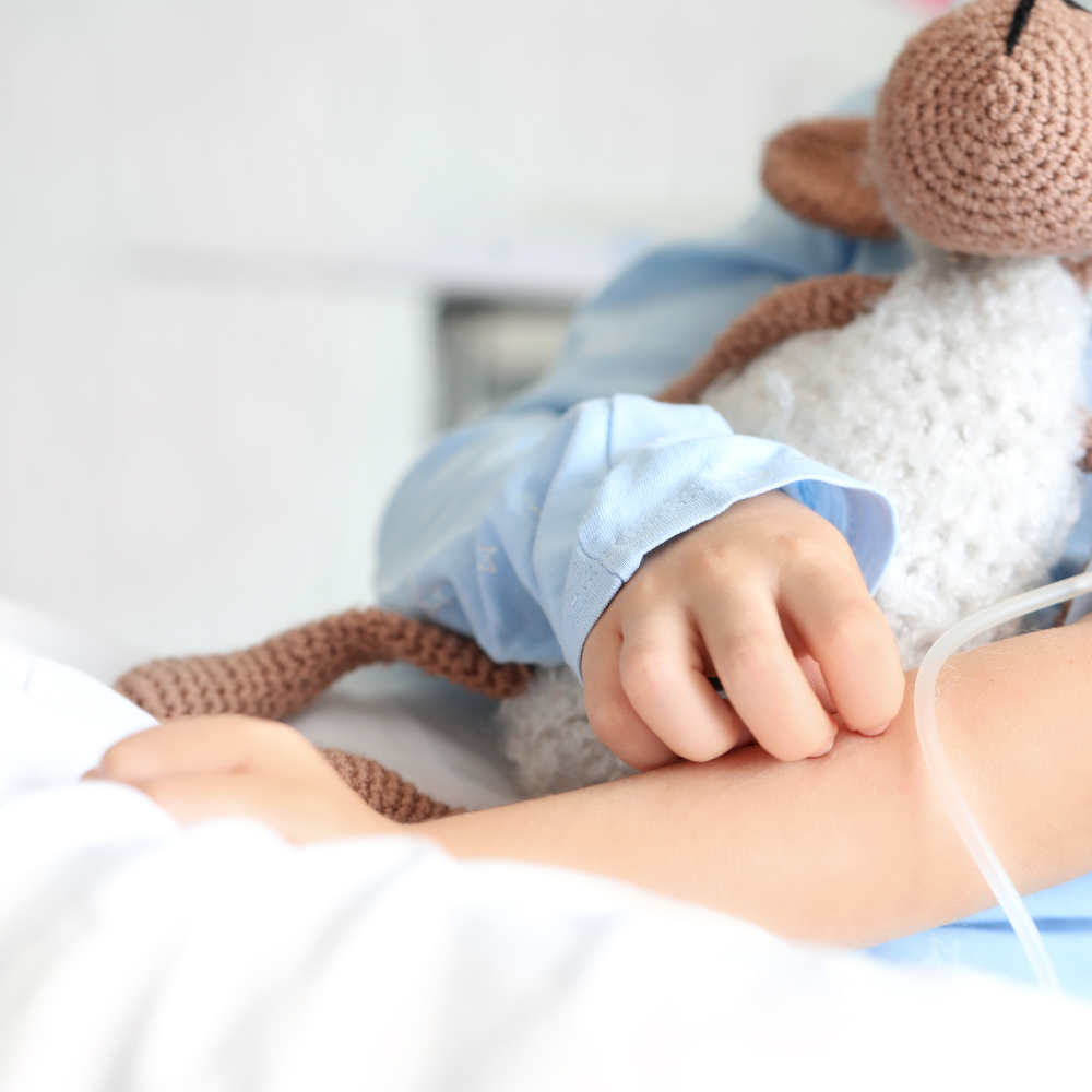 enfant séjournant dans l'une des chambres individuelles d'un hôpital