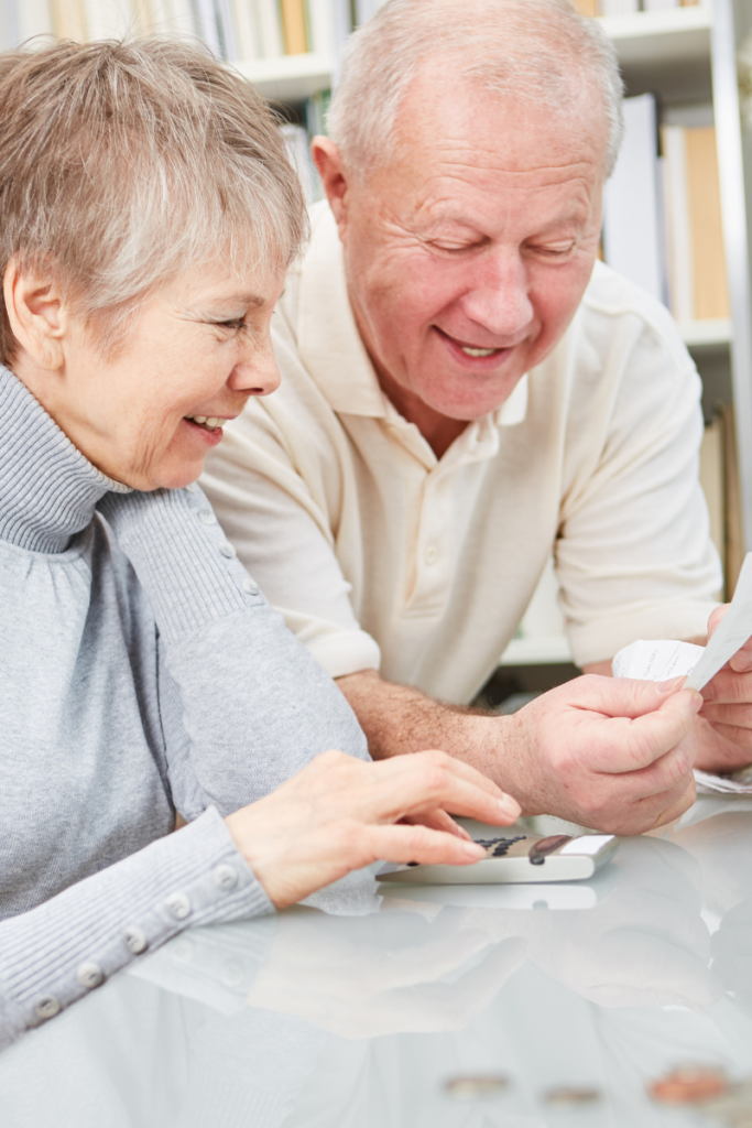 couple de seniors regardant la notice d'un outil numérique