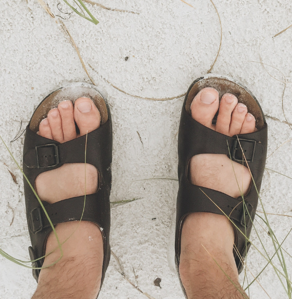 pieds enfermés dans des sandales pour se protéger des piqûres de méduses