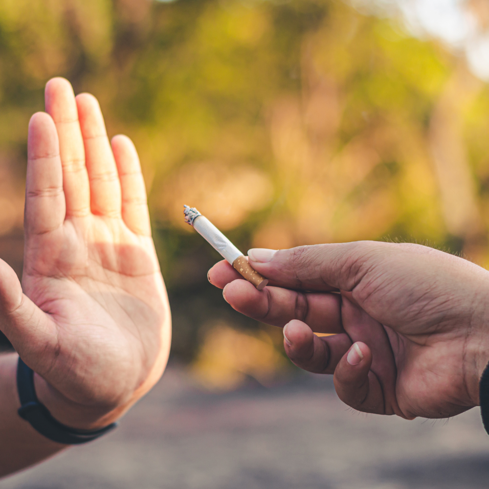 main faisant un signe de stop faisant barrage devant une cigarette 