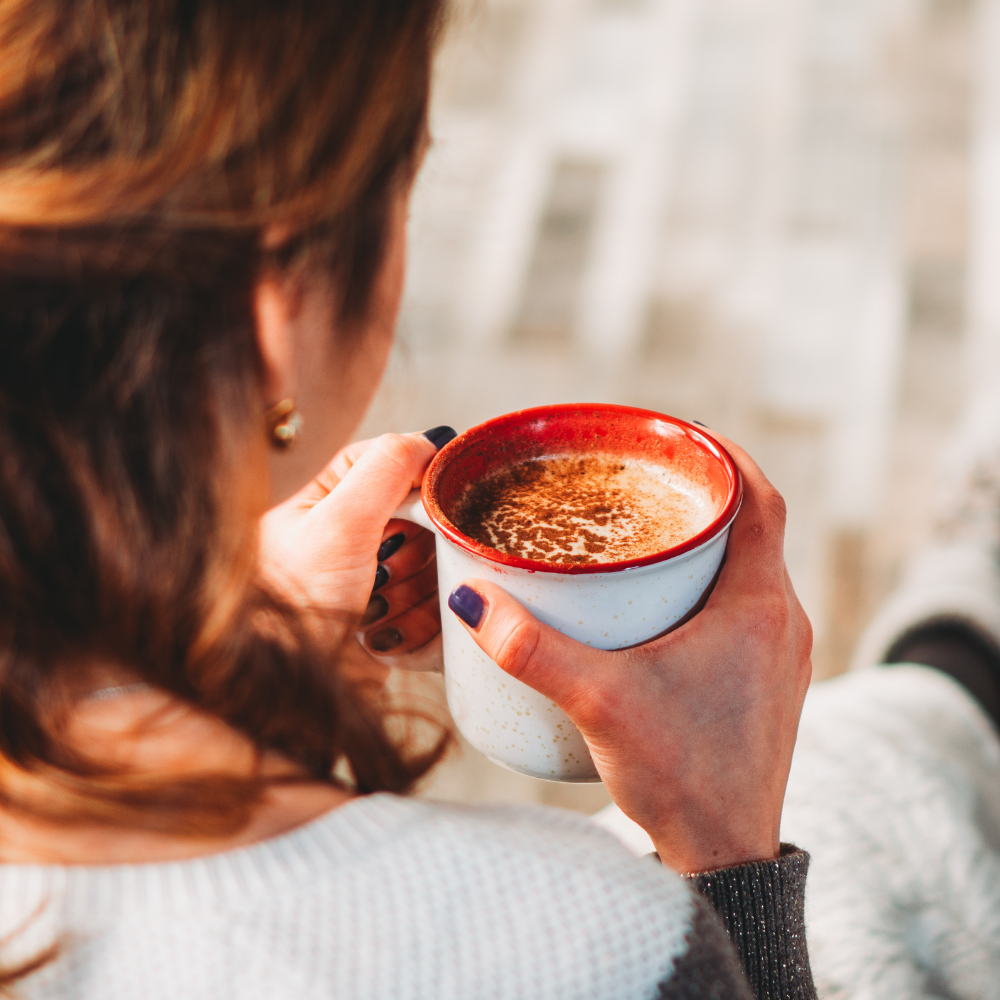 femme buvant un café