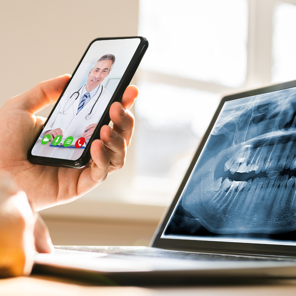 Usager utilisant le service de teleconsultation medical medaviz pourl'aider à interpreter une radio