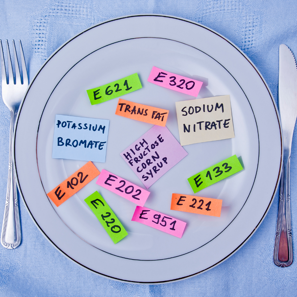 Assiette vide contenants de nombreux additifs, ceux contenus dans les aliments ultra transformés