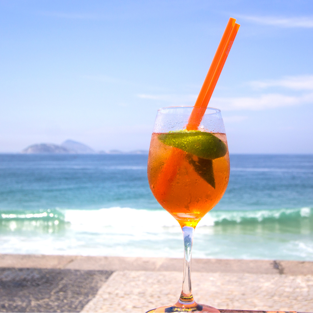 cocktail d'alcool sur une plage