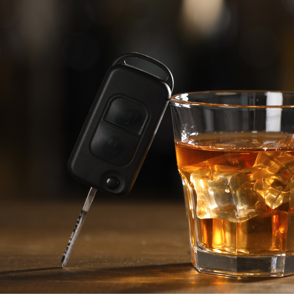 clé de voiture adossée à un verre d'alcool 