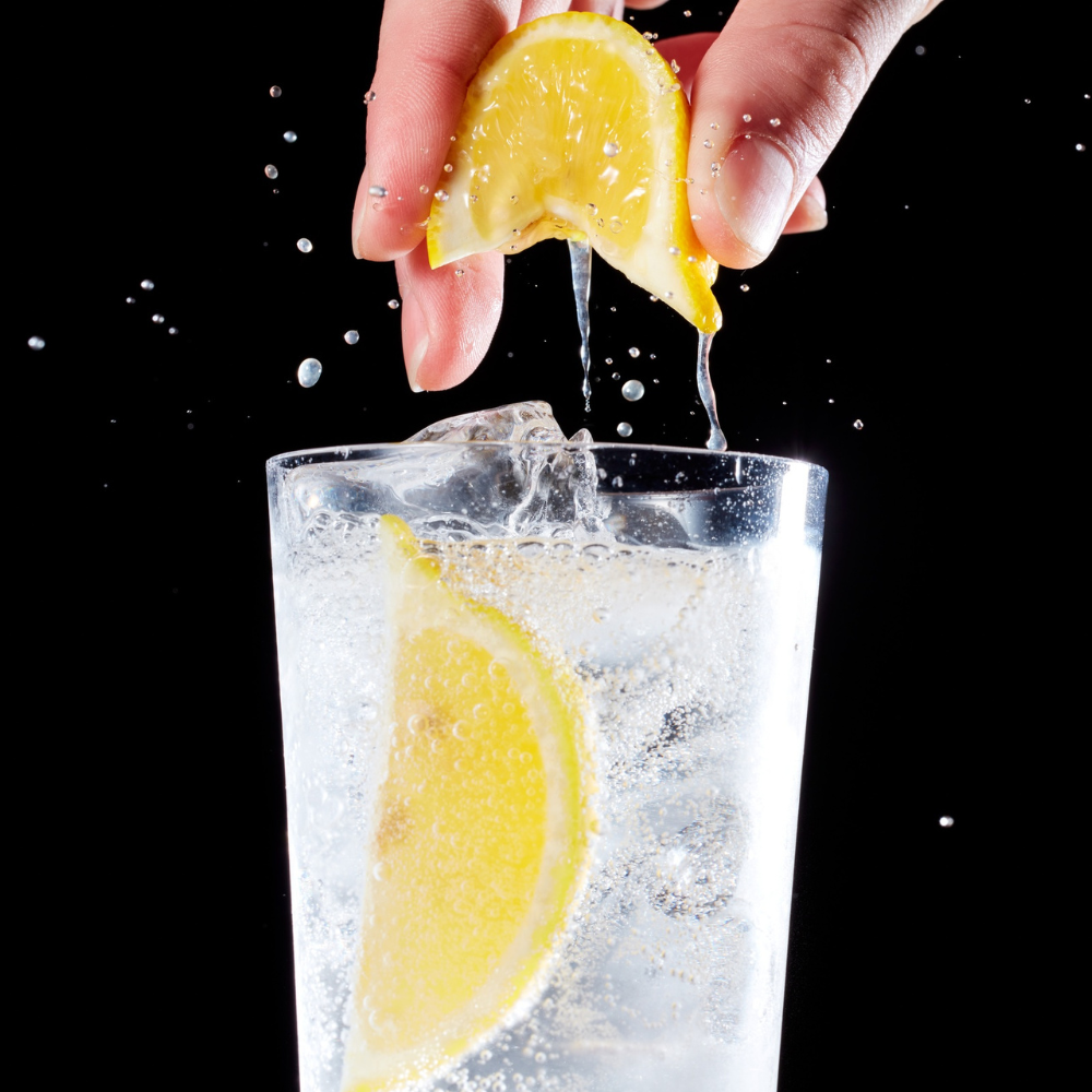 verre d'alcool rafraichissant avec du citron pressé