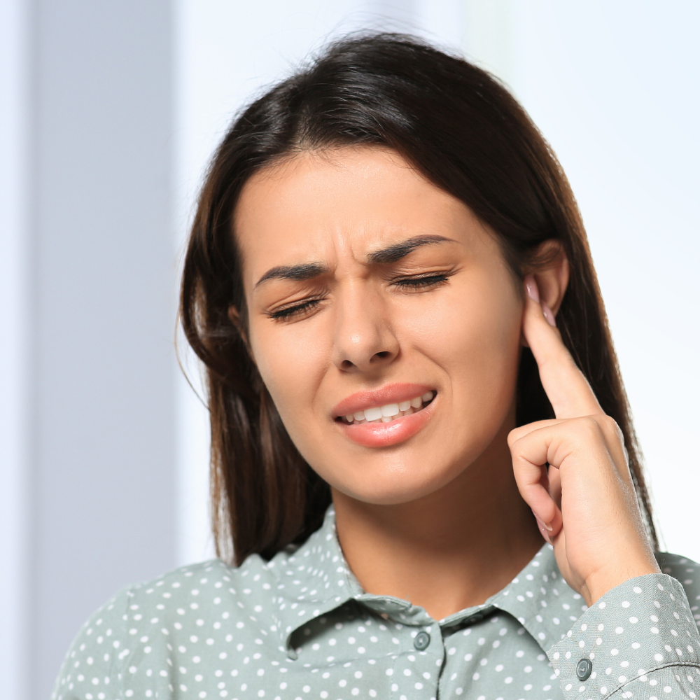 Jeune femme ressentant des douleurs à l'oreille