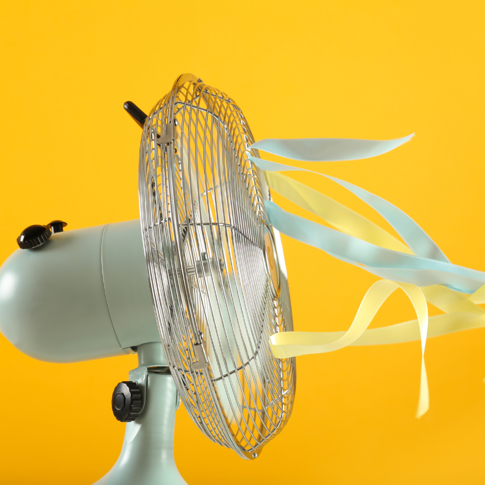 ventilateur sur fond jaune symbole de la chaleur