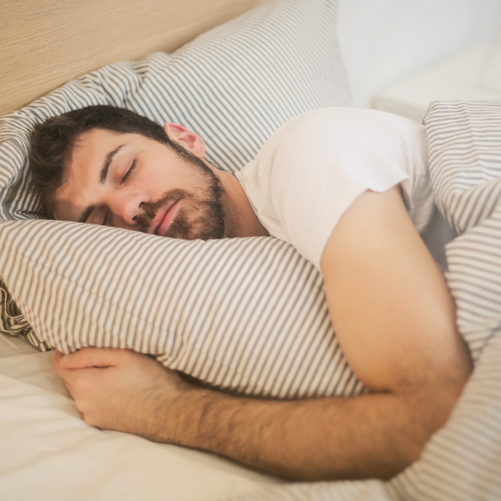 Homme dormant paisiblement même si la chaleur règne