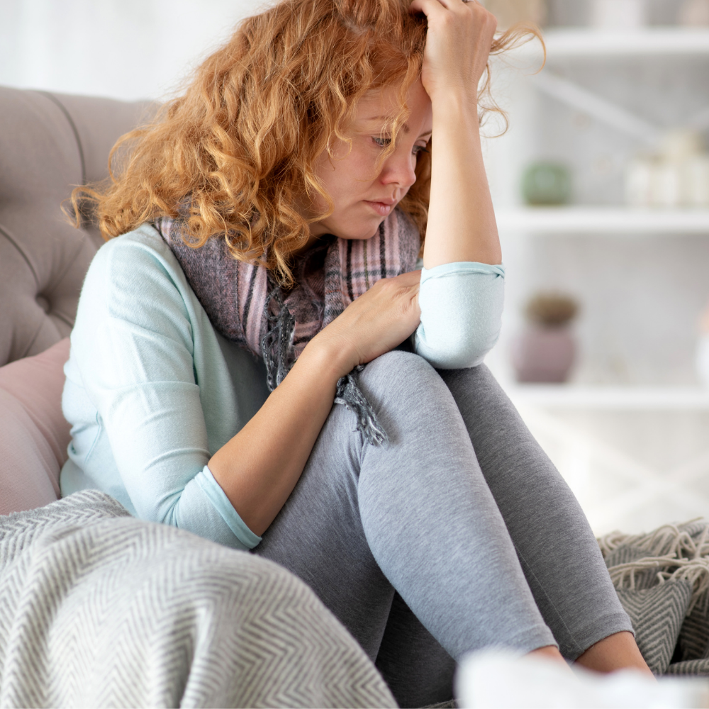 jeune femme restant à la maison car elle a besoin de repos