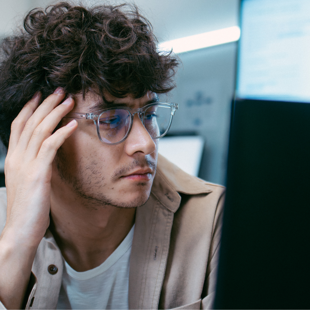 Homme au travail ayant des problèmes de concentration, un signe avant coureur de la thyroïde