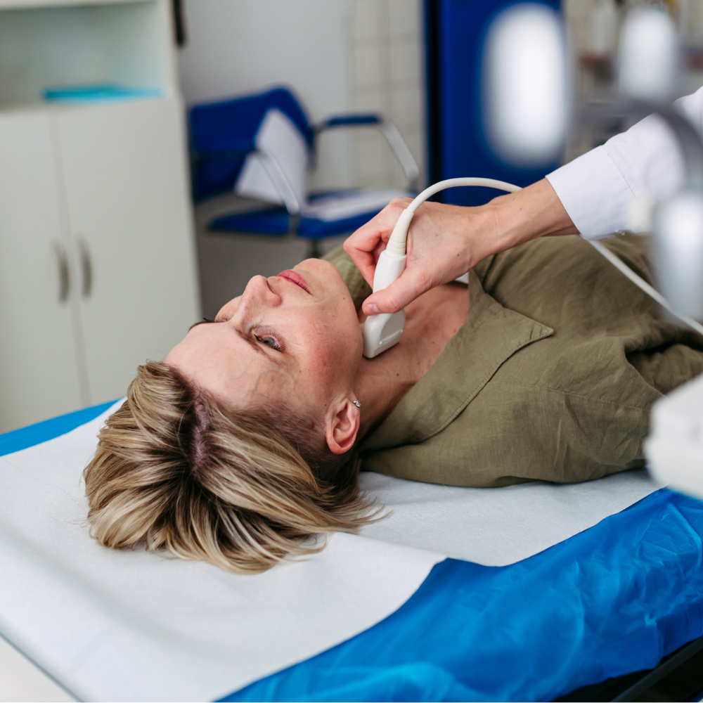 femme se faisant examiné la gorge et suspectant un trouble lié à la thyroïde