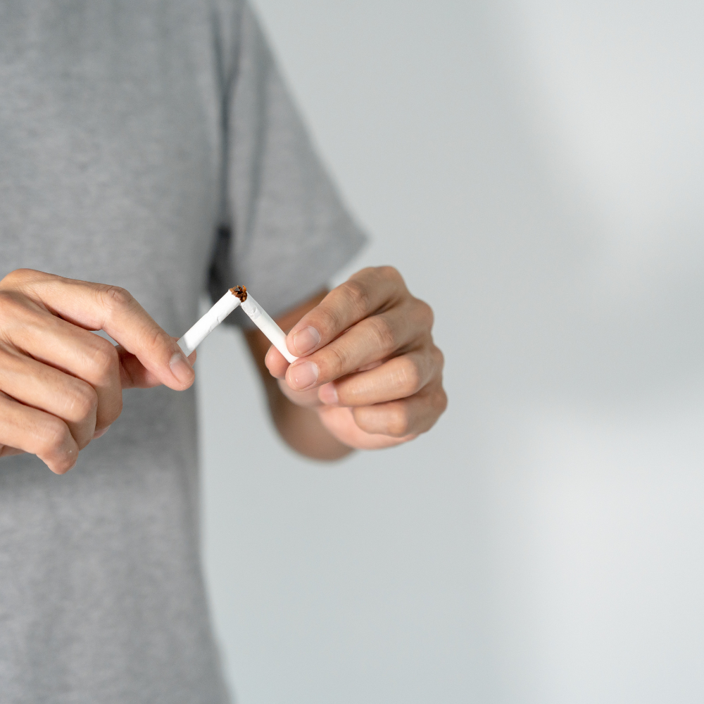 Un jeune coupe en 2 une cigarette