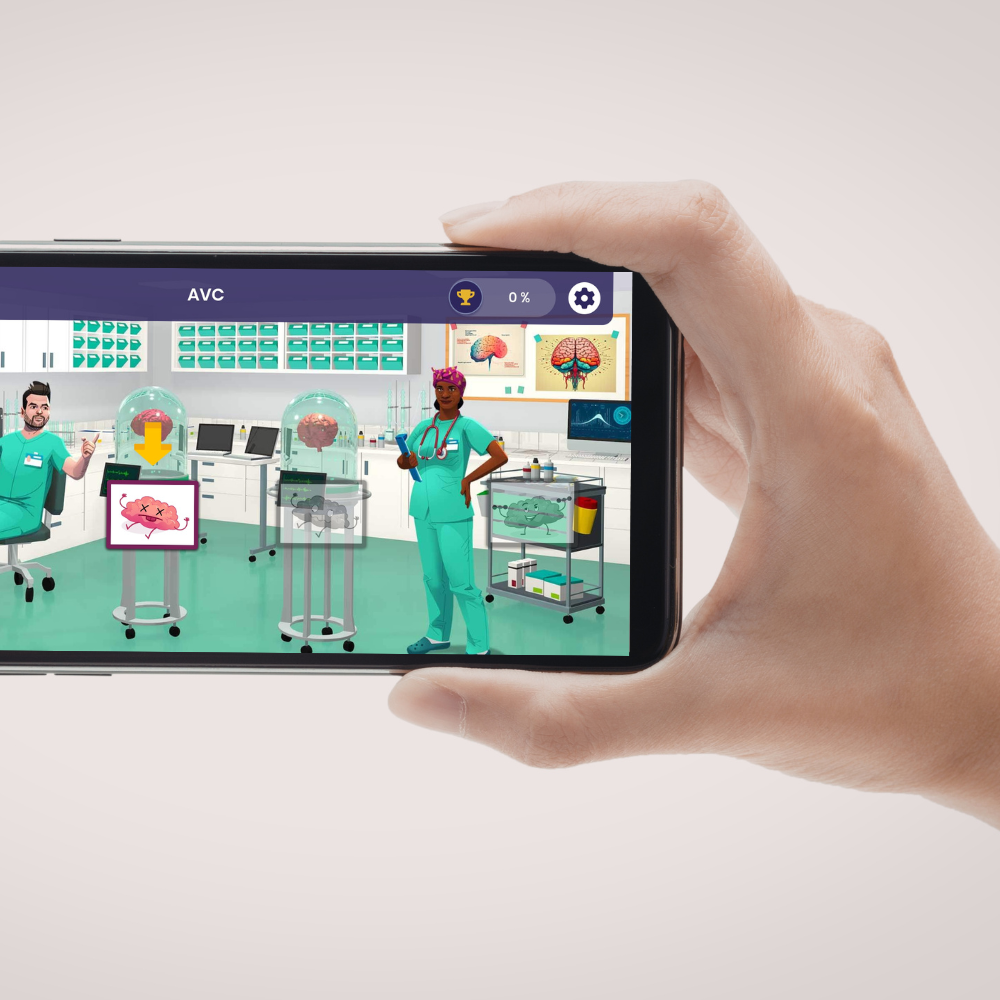 Main qui tient un smartphone avec l'application salvum ouverte