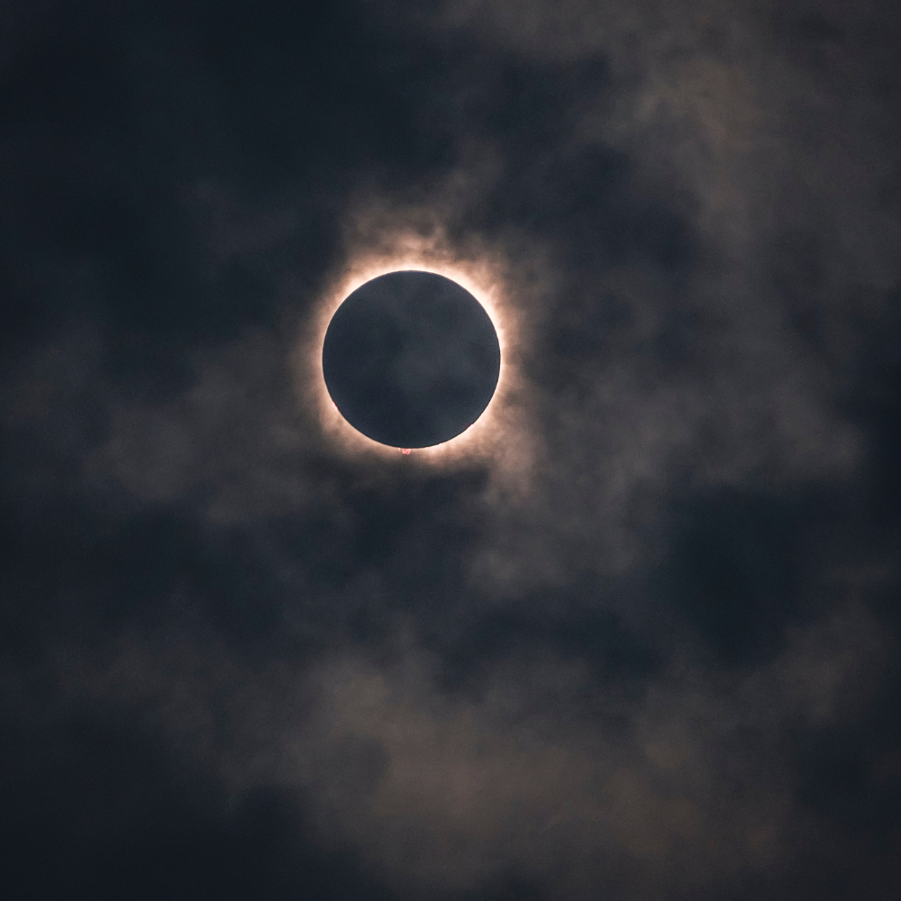 Eclipse solaire avec une lune qui cache le soleil
