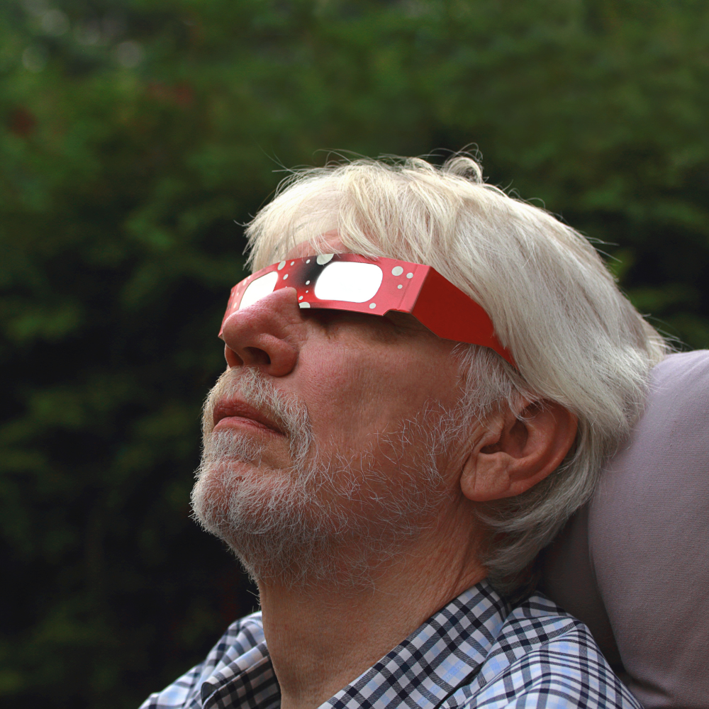 Homme protégeant ses yeux d'une éclipse solaire