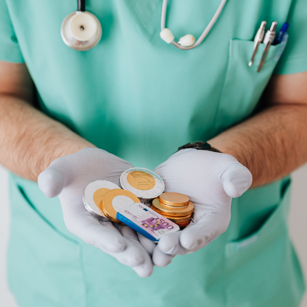 Zoom sur la blouse d'un médecin qui tient de l'espèce