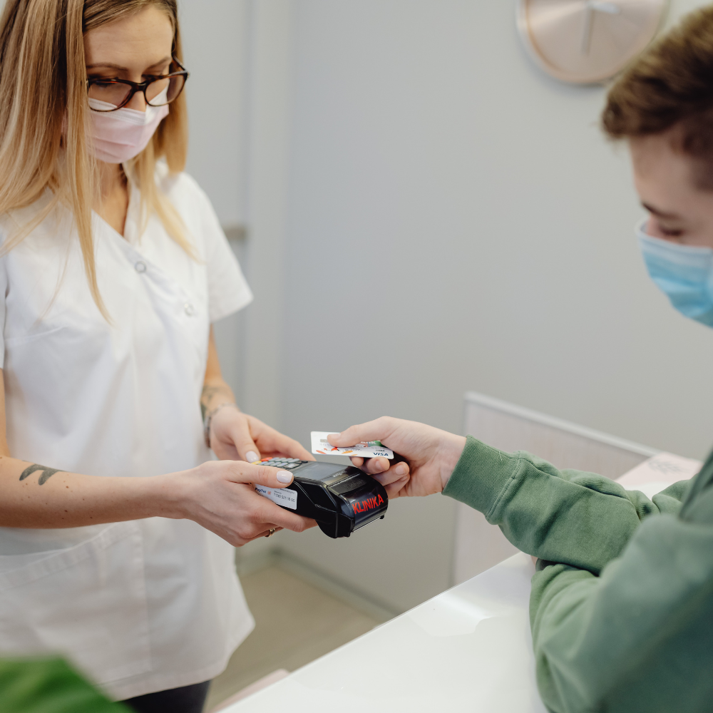 Patient qui paie présente sa carte Tiers Payant Mutlor à son médecin pour bénéficier de son avance de frais