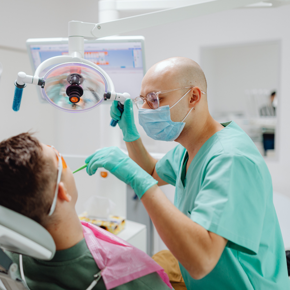 dentiste avec son patient, l'une des dépenses qui pourrait vous coûter plus en 2027